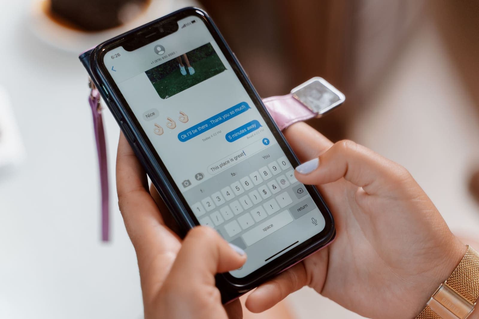 Mãos a escrever uma mensagem numa conversa no telemóvel